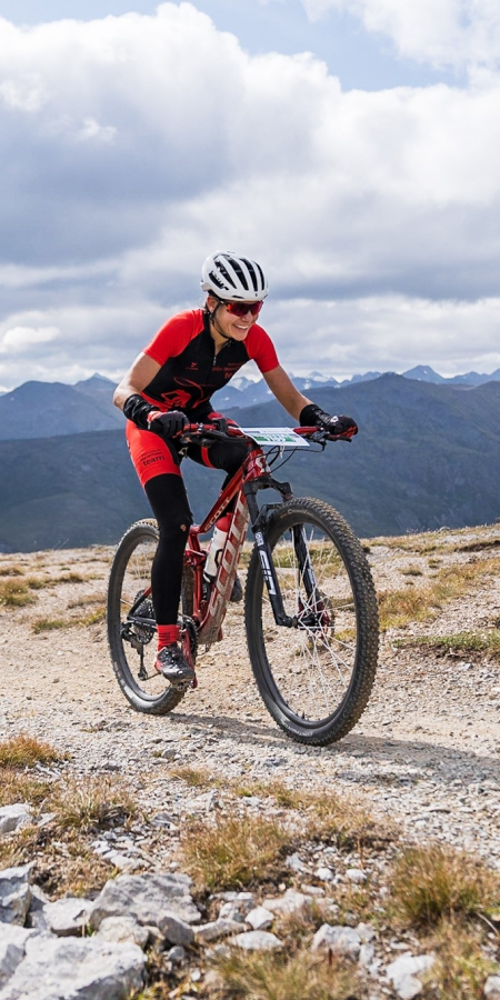 Die Engadiner Bikerin Tinetta Strimer auf dem Pass Chaschauna. Bild: Dominik Täuber. Die Engadiner Bikerin Tinetta Strimer auf dem Pass Chaschauna. Bild: Dominik Täuber.