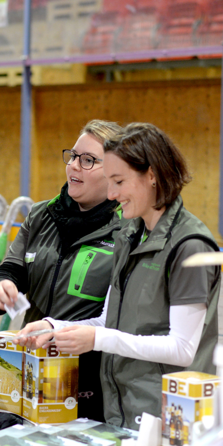 Als Voluntari beim Bike-Marathon helfen.