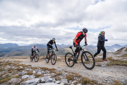 Team Nationalpark Bike-Marathon Mitglied Nic Thanei auf dem Pass Chaschauna. Bild: Dominik Täuber.