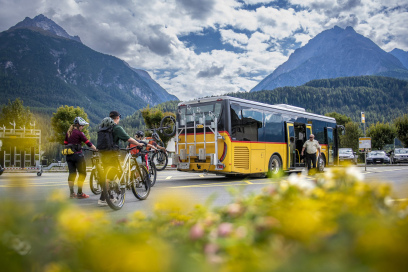 Bequemer Biketransport mit dem Postauto. Bild: Balz Weber, Herbert Bike.
