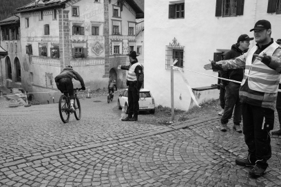 Mountainbiker fährt durch Dorfstraße beim Nationalpark Bike-Marathon im Unterengadin.