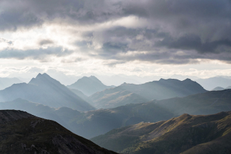 At sunrise on the roof of the race, the pass Chaschauna. View in the direction of Italy. At sunrise on the roof of the race, the Chaschauna pass. Picture: Dominik Täuber.