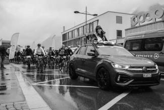 Startfeld des Nationalpark Bike-Marathons im Unterengadin mit Begleitfahrzeug.