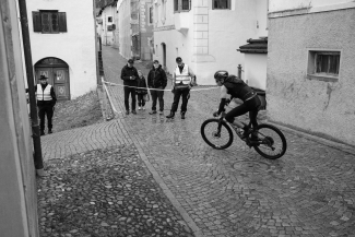 Mountainbiker auf Kopfsteinpflasterstrecke im Dorf beim Nationalpark Bike-Marathon im Unterengadin.