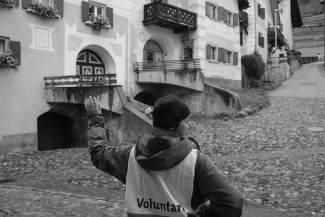 Volunteer weist Strecke beim Nationalpark Bike-Marathon im Unterengadin.
