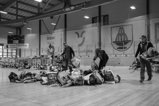 Freiwillige bereiten Starterpakete für den Nationalpark Bike-Marathon im Unterengadin vor.