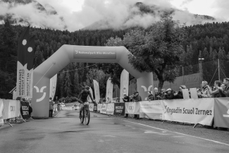 Mountainbiker erreicht das Ziel beim Nationalpark Bike-Marathon im Unterengadin.