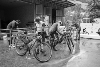 Teilnehmer reinigen ihre Mountainbikes nach dem Nationalpark Bike-Marathon im Unterengadin.