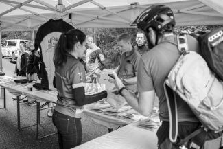 Startnummernausgabe beim Nationalpark Bike-Marathon im Unterengadin.