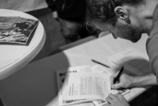 Teilnehmer füllt Anmeldeformular beim Nationalpark Bike-Marathon im Unterengadin aus.