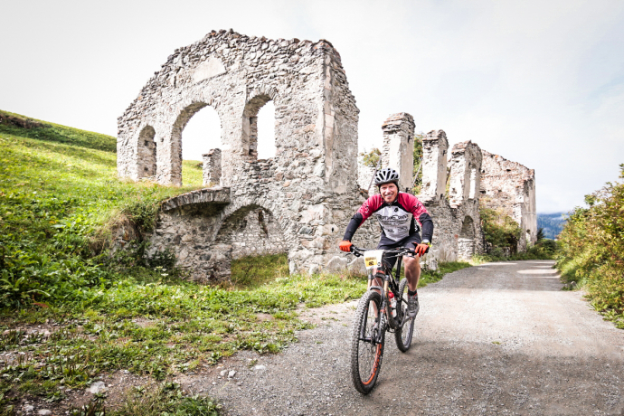 Bei der Ruine Chanoua, Ardez. Bild: Sportograf. Bei der Ruine Chanoua, Ardez. Bild: Sportograf.