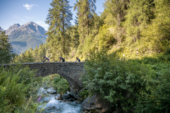 Through the beautiful mountain landscape of the Engadine. Picture: Dominik Täuber. Through the beautiful mountain landscape of the Engadine. Picture: Dominik Täuber.