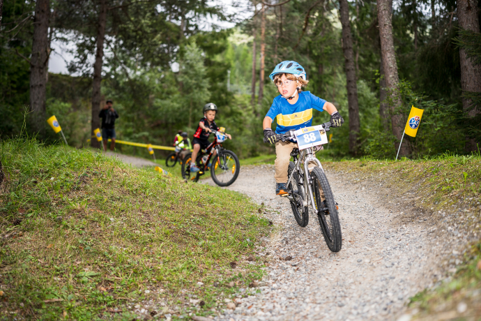 Die Bike-Strecke des Kids Race befindet sich unmittelbar bei Scuol. Bild: Dominik Täuber. Die Bike-Strecke des Kids Race befindet sich unmittelbar bei Scuol. Bild: Dominik Täuber.