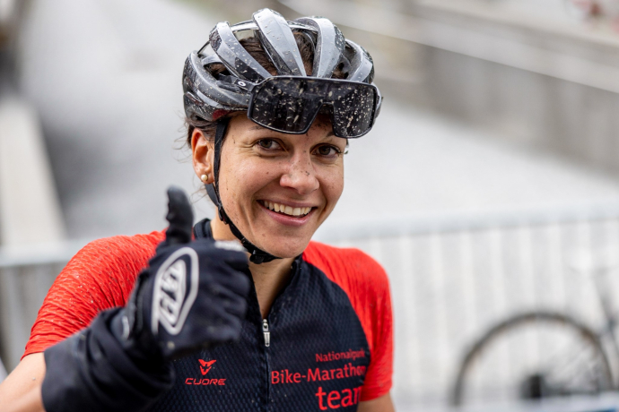 Geschafft! Local Bikerin Letizia Strimer im Ziel. Bild: Dominik Täuber. Geschafft! Local Bikerin Letizia Strimer im Ziel. Bild: Dominik Täuber.