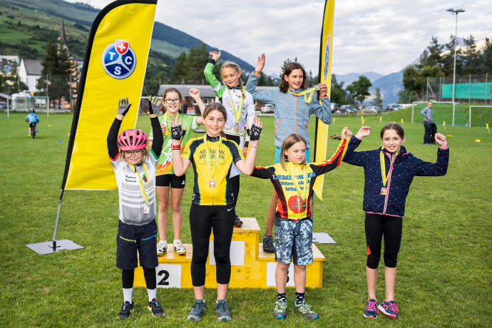 So sehen Siegerinnen beim Kids Race aus. Bild: Dominik Täuber. So sehen Siegerinnen beim Kids Race aus. Bild: Dominik Täuber.