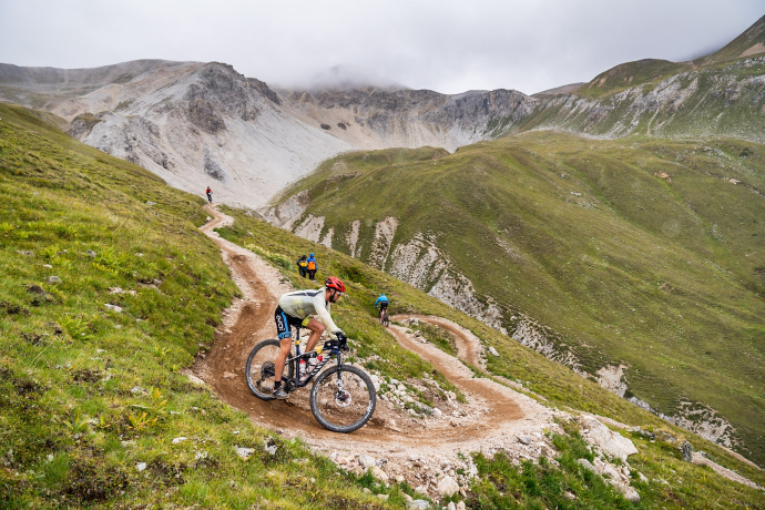 Der neu angelegte Singletrail am Pass Chaschauna. Bild: Dominik Täuber. Der neu angelegte Singletrail am Pass Chaschauna. Bild: Dominik Täuber.