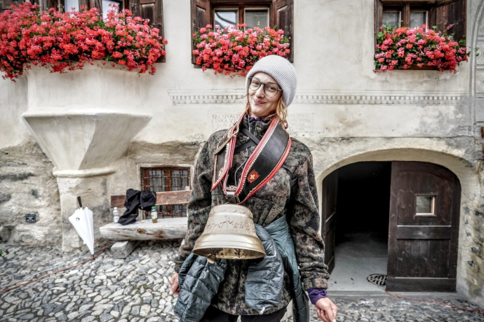 Schellen-Ursli lässt grüssen. Fans in Guarda feuern die Biker*innen an. Bild: Sportograf. Schellen-Ursli lässt grüssen. Fans in Guarda feuern die Biker*innen an. Bild: Sportograf.