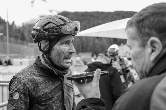 Mountainbiker im Interview nach dem Rennen beim Nationalpark Bike-Marathon im Unterengadin.