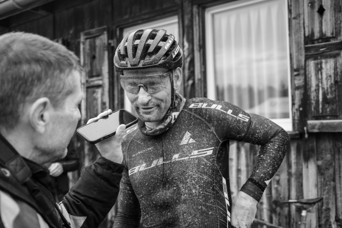 Mountainbiker im Interview nach dem Zieleinlauf beim Nationalpark Bike-Marathon im Unterengadin.