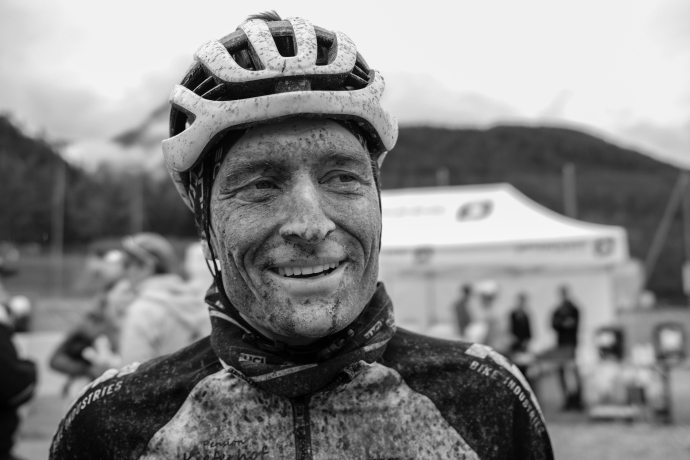 Verschlammter Mountainbiker nach dem Zieleinlauf beim Nationalpark Bike-Marathon im Unterengadin.