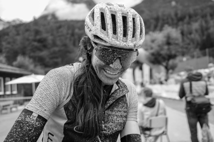 Verschlammte Mountainbikerin nach dem Rennen beim Nationalpark Bike-Marathon im Unterengadin.