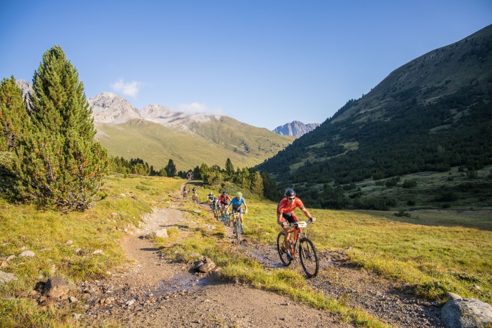 Die Fahrer hinter der Alp Astrais in Richtung Pass Costainas. Bild: Dominik Täuber.