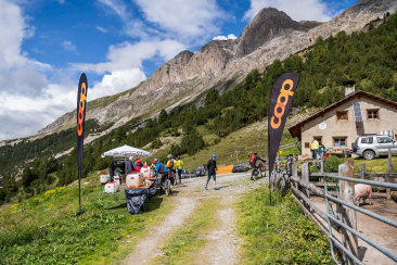 Verpflegungsposten bei der Alp Chaschauna. Bild: Dominik Täuber.