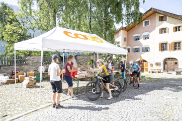 Verpflegungsstand von Coop am Nationalpark Bike-Marathon