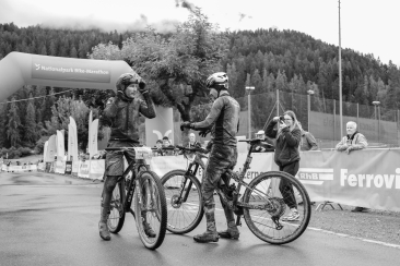 Mountainbiker sprechen nach dem Zieleinlauf beim Nationalpark Bike-Marathon im Unterengadin.